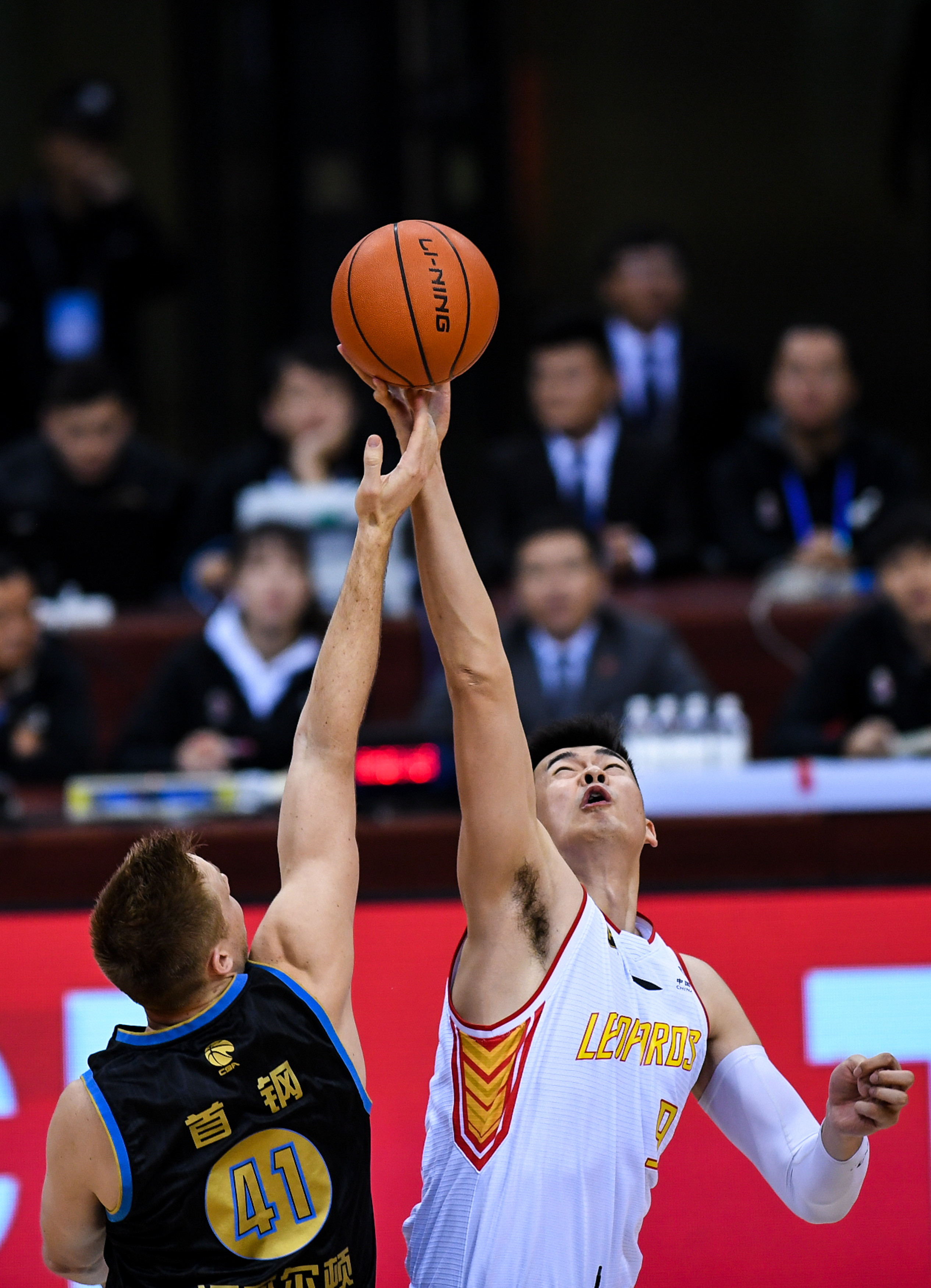 用背身护球 用背身护球